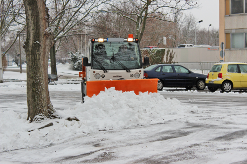 Der erste Schnee sorgte in Dresden für den Einsatz von Räumfahrzeugen, wie hier auf dem Parkplatz in der Lingnerstadt an der Grunaer Straße. Hier sind Einsatzkräfte vom Hoch- und Tiefbau im Einsatz. Foto: Pohl