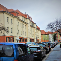 Die Häuserzeile Naundorfer Straße Nr. 8, 10, 12, 14 und 16 wurde von der Baufirma Emil Lommatzsch (Trachau) errichtet. Foto: Brendler