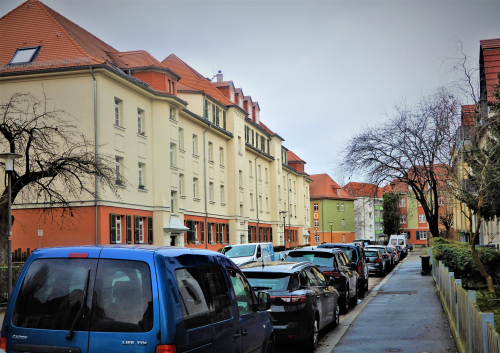 Die Häuserzeile Naundorfer Straße Nr. 8, 10, 12, 14 und 16 wurde von der Baufirma Emil Lommatzsch (Trachau) errichtet. Foto: Brendler