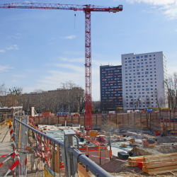 Am Fritz-Löffler-Platz drehen sich gleich zwei Baukräne auf einer Großbaustelle. Foto: Steffen Dietrich