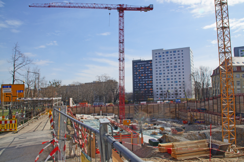 Am Fritz-Löffler-Platz drehen sich gleich zwei Baukräne auf einer Großbaustelle. Foto: Steffen Dietrich