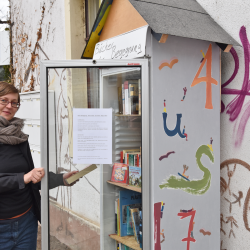 Freut sich über die gute Resonanz des neuen Büchertauschschranks: Kristin Hofmann von der Partei „Die Linke“. Foto: Möller