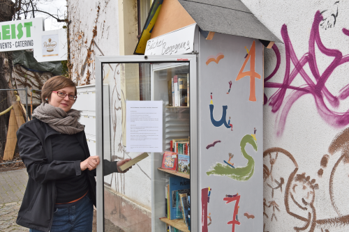 Freut sich über die gute Resonanz des neuen Büchertauschschranks: Kristin Hofmann von der Partei „Die Linke“. Foto: Möller