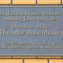 Eine kleine Tafel am Wohnhaus in der Teichstraße 5 erinnert an den großen Künstler. Foto: Möller