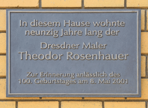 Eine kleine Tafel am Wohnhaus in der Teichstraße 5 erinnert an den großen Künstler. Foto: Möller