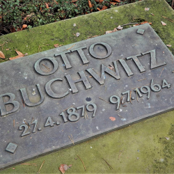 Grabstätte von Otto Buchwitz auf dem Heidefriedhof. Foto: Brendler