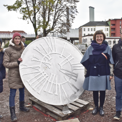 Das Kunstobjekt „Quality Time“ nimmt Bezug auf die Rathausuhr. Foto: Trache