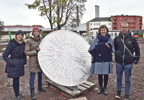 Das Kunstobjekt „Quality Time“ nimmt Bezug auf die Rathausuhr. Foto: Trache