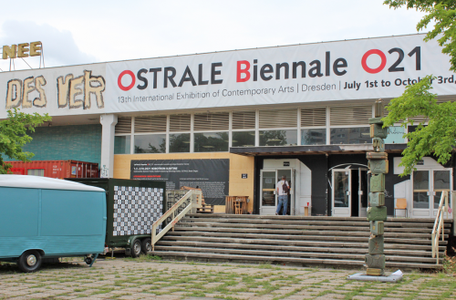 Kunst in der Kantine: Bis zum 3. Oktober 2021 bietet die Robotron-Kantine der OSTRALE eine Heimat. Foto: Pohl