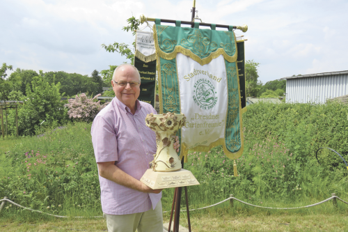 Der Vereinsvorsitzende der Kleingartenanlage "am Gerberbach" Dr. Klaus-Dieter Hansel nahm den Wanderpokal „Flora“ entgegen. Foto: Pohl