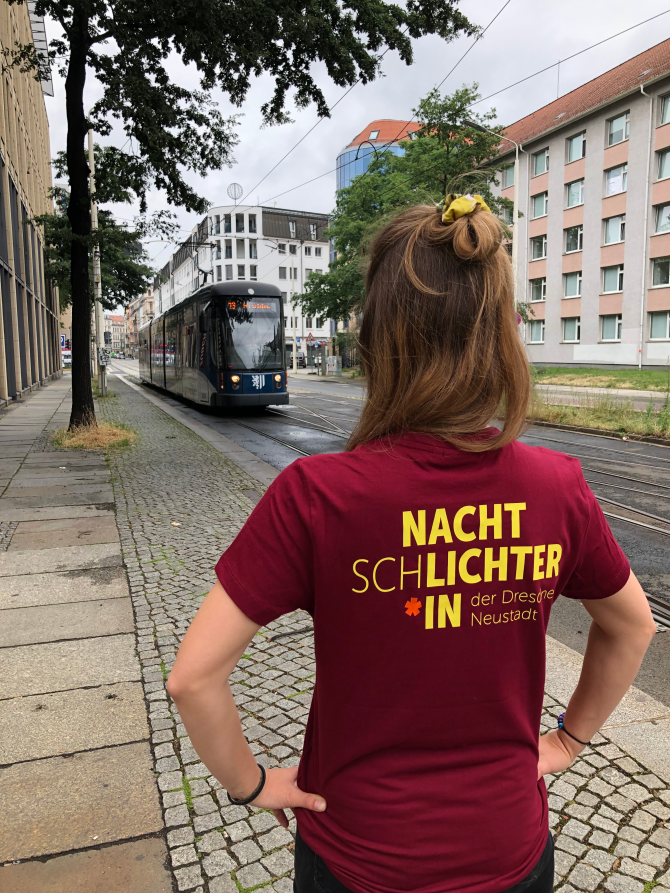 Konfliktmanagerin Anna Anastasiou ist mit den NachtschLichtern in der Neustadt unterwegs Foto: Landeshauptstadt Dresden