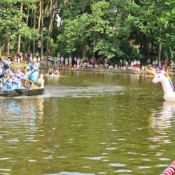 Badewannenrennen im Waldbad Weixdorf. Foto Pohl