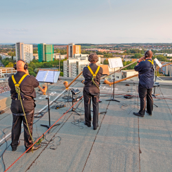 Mit diesem Foto bewirbt sich die Landeshauptstadt Dresden beim Fotowettbewerb „Wir im Quartier – unser Lieblingsort der Städtebauförderung“. Es entstand am 12. September in Prohlis bei dem außergewöhnlichen Konzert „Himmel über Prohlis“ der Dresdner Sinfoniker. Dabei wurden auch die Dächer von Hochhäusern zur Bühne. Bis zum 29. August kann online über den schönsten Wettbewerbsbeitrag abgestimmt werden unter www.tag-der-staedtebaufoerderung/aktuelles/fotowettbewerb-2021. Foto: Quartiersmanagement Prohlis