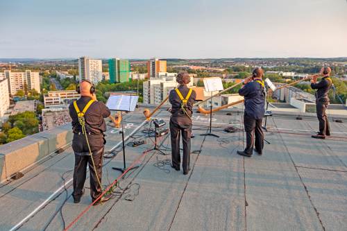 Mit diesem Foto bewirbt sich die Landeshauptstadt Dresden beim Fotowettbewerb „Wir im Quartier – unser Lieblingsort der Städtebauförderung“. Es entstand am 12. September in Prohlis bei dem außergewöhnlichen Konzert „Himmel über Prohlis“ der Dresdner Sinfoniker. Dabei wurden auch die Dächer von Hochhäusern zur Bühne. Bis zum 29. August kann online über den schönsten Wettbewerbsbeitrag abgestimmt werden unter www.tag-der-staedtebaufoerderung/aktuelles/fotowettbewerb-2021. Foto: Quartiersmanagement Prohlis