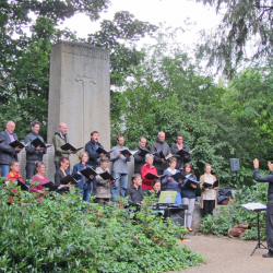 Die Singakademie zum Auftakt der Konzertreihe im Friedenspark an der Johannes-Brahms-Straße. Foto: Richter