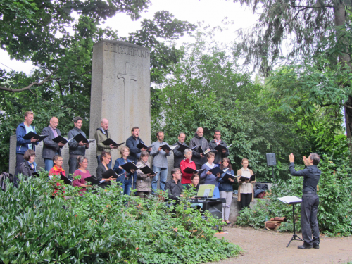 Die Singakademie zum Auftakt der Konzertreihe im Friedenspark an der Johannes-Brahms-Straße. Foto: Richter