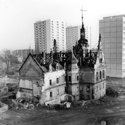 Brandruine Schloss Prohlis, um 1980, im Hintergrund links: der heutige Palitzschhof, Foto: Wolfgang Viebig