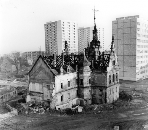 Brandruine Schloss Prohlis, um 1980, im Hintergrund links: der heutige Palitzschhof, Foto: Wolfgang Viebig