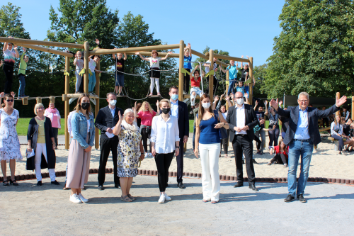 Im Beisein vieler Gäste weihte Schulleiter Jörg Jacobi (r.) den neuen Spielplatz auf dem Hof der Albert-Schweitzer-Schule ein. Er zeigte sich begeistert, dass der lang ersehnte Spielplatz endlich realisiert werden konnte. Foto: Pohl