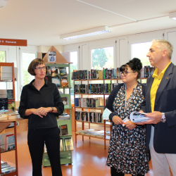 Die Direktorin der Städtischen Bibliotheken Marit Kunis-Michel (l.) war am 1. Oktober zu Gast in der Bibliothek Prohlis. Mit Susanne Hofmann und Andreas Goetz vom Team der Einrichtung erläuterte sie die Erweiterung der Angebote im Rahmen des Konzeptes „Bibo 7/10-Netz“. Foto: Pohl