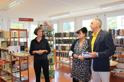 Die Direktorin der Städtischen Bibliotheken Marit Kunis-Michel (l.) war am 1. Oktober zu Gast in der Bibliothek Prohlis. Mit Susanne Hofmann und Andreas Goetz vom Team der Einrichtung erläuterte sie die Erweiterung der Angebote im Rahmen des Konzeptes „Bibo 7/10-Netz“. Foto: Pohl