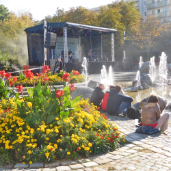 Bei goldenem Herbstwetter feierten Grunaer und ihre Gäste das 16. Brunnenfest. Foto: Ziegner