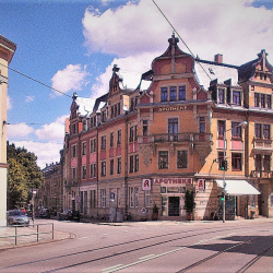 Die Elisabeth-Apotheke in der Leipziger Straße. Ihre Namenspatronin ist die „Heilige Elisabeth". Foto: Archiv Brendler/PR