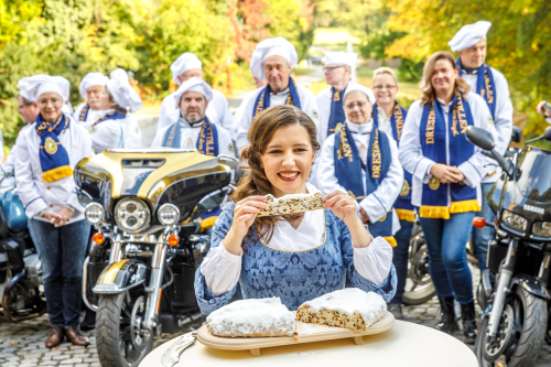 Für Lisa Zink hat die Stollensaison schon begonnen. Die Dresdner Stollenbäcker und -bäckerinnen stellten am 13. Oktober ihr 27. Stollenmädchen auf Schloss Eckberg vor. Einige Bäcker brachten ihre „heißen Öfen“ mit, denn sie sind in ihrer Freizeit Biker. Foto: Schutzverband Dresdner Stollen/Agentur Sender und Empfänger/Eric Münch