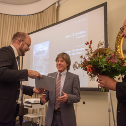 Kultusminister Christian Piwarz (l.) überreichte am 15. Oktober Gert Scykalka die Auszeichnung. Foto: Dietrich Flechtner