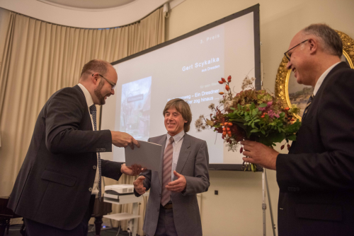 Kultusminister Christian Piwarz (l.) überreichte am 15. Oktober Gert Scykalka die Auszeichnung. Foto: Dietrich Flechtner