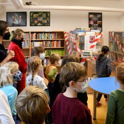 Einweihung der neuen Buchregale. Foto: Zentralbibliothek