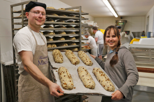 Die 13jährige Hanna ist zu Besuch bei der Bäckerei Matzker. Mit Bäckermeister Peter Penzel präsentiert sie die Stollen. Foto: Sabine Mutschke