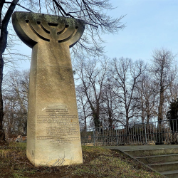 Denkmal, geschaffen vom Dresdner Bildhauer Johannes Peschel (geb.1931), aufgestellt am 22. April 1975.