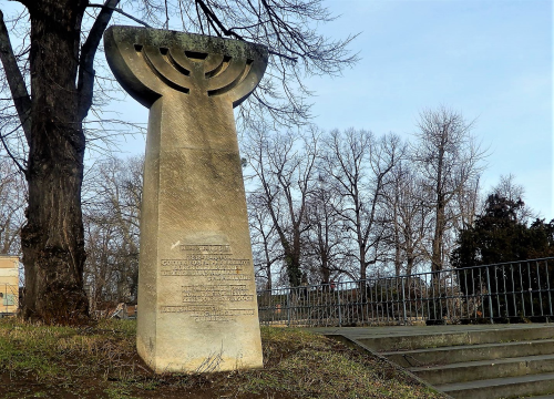 Denkmal, geschaffen vom Dresdner Bildhauer Johannes Peschel (geb.1931), aufgestellt am 22. April 1975.