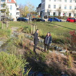 Umweltbürgermeisterin Eva Jähnigen (r.) und DVB-Vorstand Andreas Hemmersbach weihten am 29. Oktober die neue Parkanlage in Altstrehlen ein. Foto: Pohl
