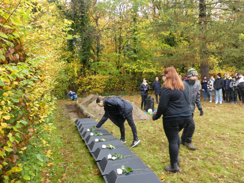 Feierliche Beisetzung der Kriegsopfer. Foto: Carsten Riedel