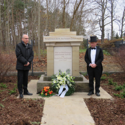 Jörg Lämmerhirt und Herko Müller (r.) bei der Einweihung des Denkmals. Foto: Pohl