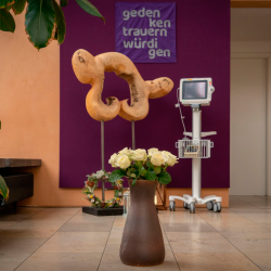 Die Skulptur »Omega« im Seelsorgezentrum auf dem Gelände des Universitätsklinikums Dresden. Foto: UKD/Kirsten Lassig