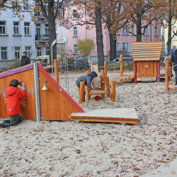 Spielelemente aus Holz, Sandplatz und eine anspruchsvolle Kletterlandschaft bieten seit Anfang November viel Abwechslung auf dem neu gestalteten Spielplatz im Hermann-Seidel-Park. Je nach Alter können die Mädchen und Jungen zwei verschiedene Bereiche nutzen. Foto: Pohl