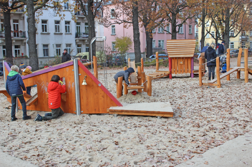 Spielelemente aus Holz, Sandplatz und eine anspruchsvolle Kletterlandschaft bieten seit Anfang November viel Abwechslung auf dem neu gestalteten Spielplatz im Hermann-Seidel-Park. Je nach Alter können die Mädchen und Jungen zwei verschiedene Bereiche nutzen. Foto: Pohl