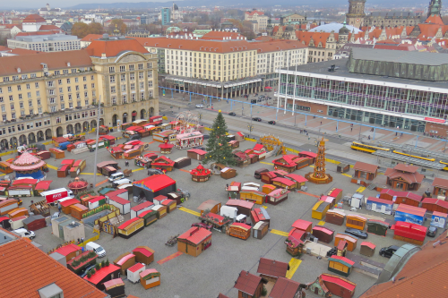 Ohne Besucher sieht der Striezelmarkt übersichtlich aus. Foto: Pohl