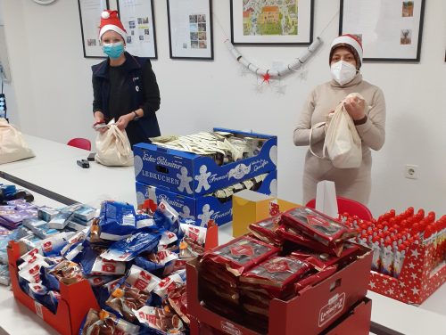 Ehrenamtliche bereiten die Weihnachtspäckchen vor. Foto: Malteser