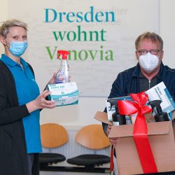 Übergabe der Hygiene-Artikel