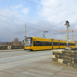 Die Straßenbahnen der Linien 4, 8 und 9 verkehren wieder planmäßig über die Augustusbrücke. Foto: Pohl