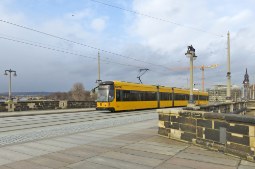 Die Straßenbahnen der Linien 4, 8 und 9 verkehren wieder planmäßig über die Augustusbrücke. Foto: Pohl