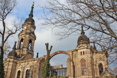 Hinter den Fassaden der Kirchruine entsteht das moderne Jugendzentrum. Foto: Pohl