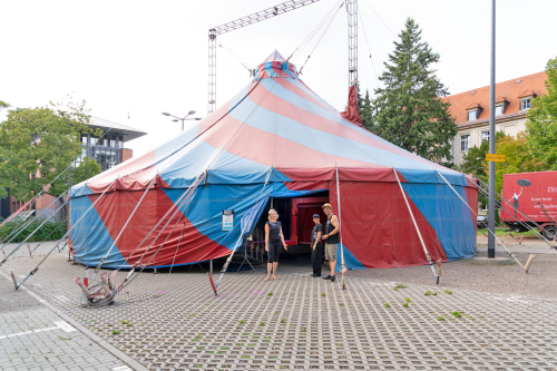 Hereinspaziert: Der Eintritt zur Zirkusveranstaltung an der Hauptpforte des Uniklinikums ist kostenfrei. Foto: Uniklinikum Dresden/Kirsten Lassig