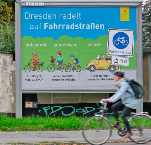 Das Besondere auf Fahrradstraßen: Radfahrende dürfen nebeneinander fahren. Für alle Verkehrsteilnehmende gilt eine Höchstgeschwindigkeit von 30 Stundenkilometern. Foto: Stadtverwaltung Dresden