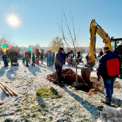 Pflanzaktion auf dem Weixdorfer Spielplatz. Foto: Förderverein Grundschule Weixdorf