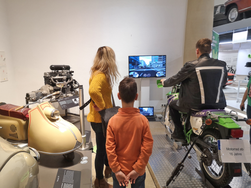 Mit dem Motorrad-Fahrsimulator der Landesverkehrswacht Sachsen lässt sich testen, wie sicher man im Straßenverkehr ist. Foto: PR